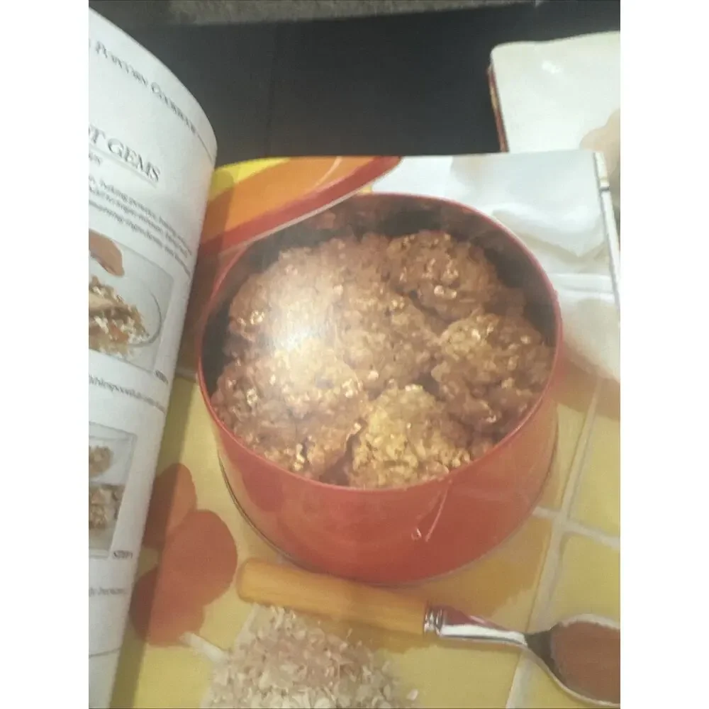 Lot Of 2 Cookbooks For entertaining Redenbacher’s popcorn & party entertaining
